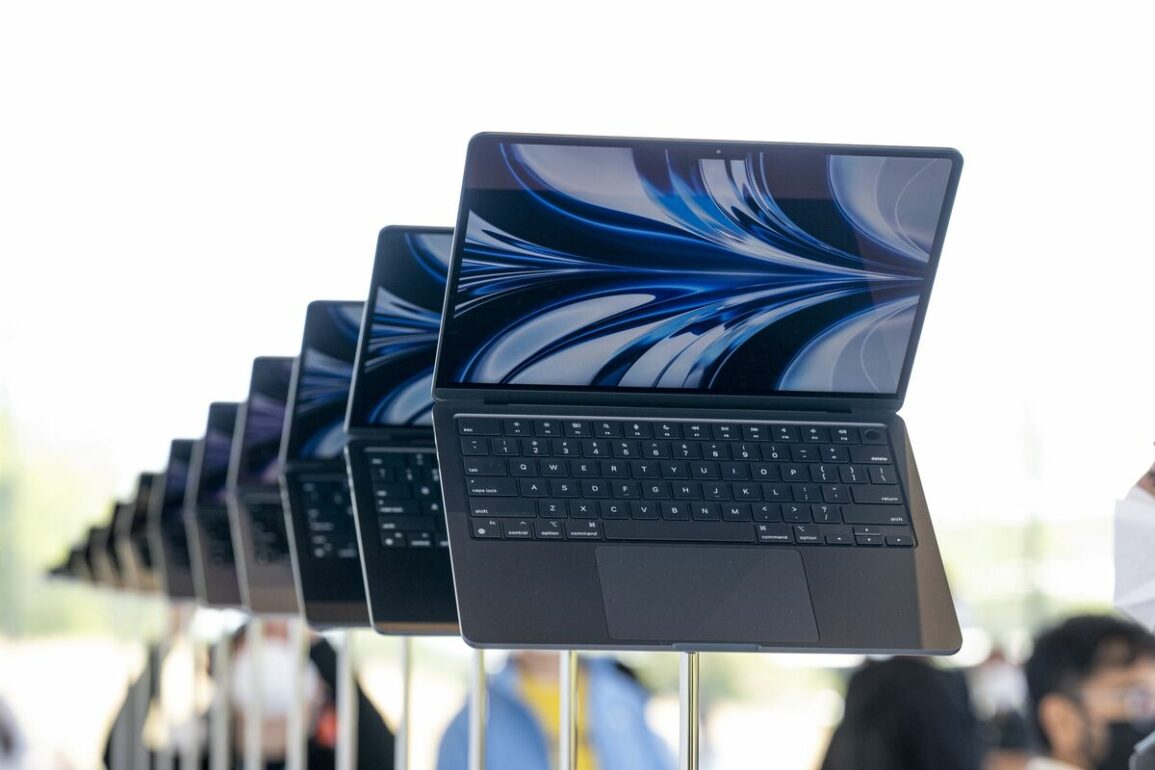 Apple computer sales sees biggest drop since 2000