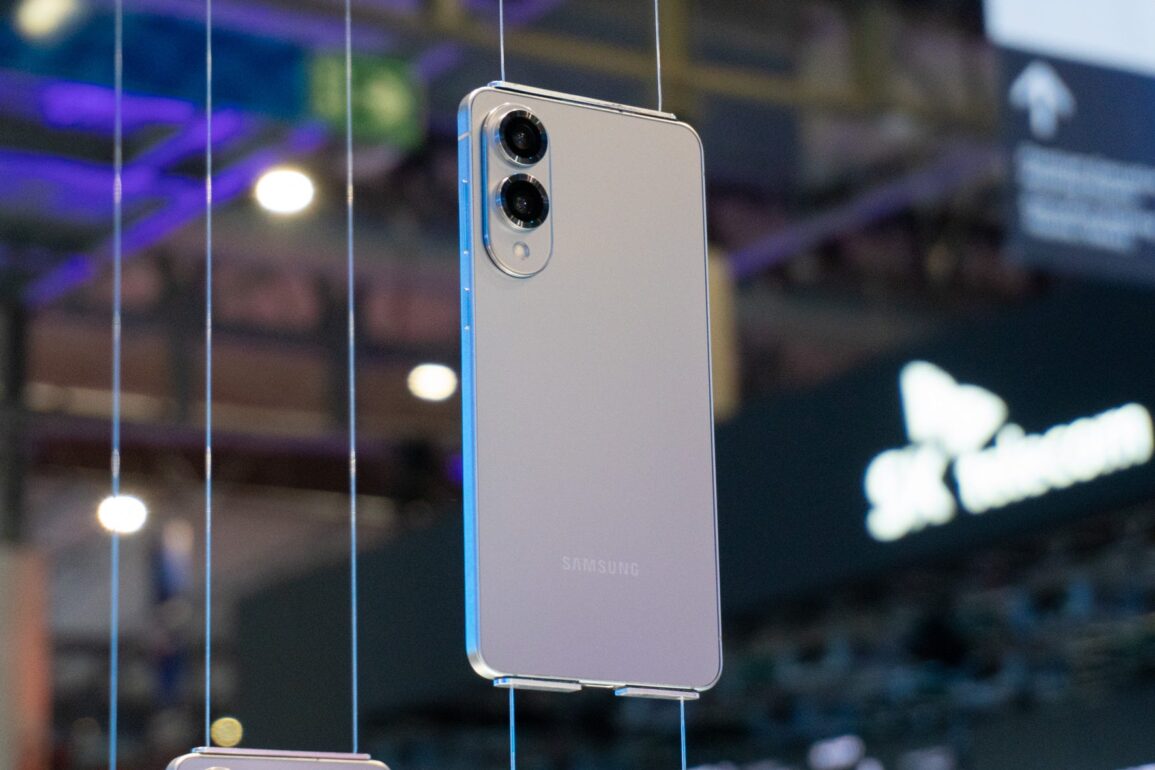 samsung south africa contact details This is what the Samsung Galaxy S25 Edge costs in South Africa